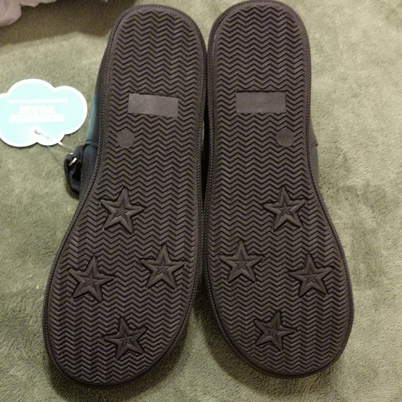 Shoes - Picture 4 of 5